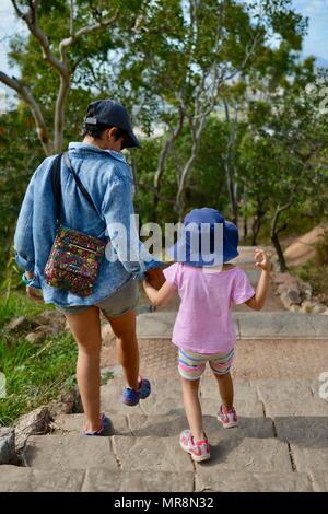 Mutter und Töchter gemeinsam Wandern, Castle Hill, QLD 4810, Australien Stockfoto