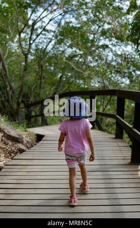 Junge Mädchen die Spaziergänge entlang der Cudtheringa Track, Castle Hill, QLD 4810, Australien Stockfoto