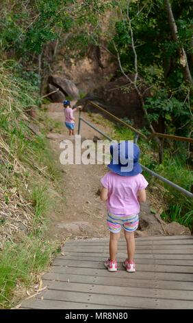 Junge Mädchen zu Fuß entlang Cudtheringa Track, Castle Hill, QLD 4810, Australien Stockfoto