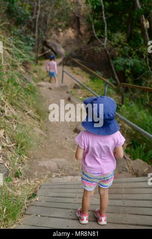 Junge Mädchen zu Fuß entlang Cudtheringa Track, Castle Hill, QLD 4810, Australien Stockfoto