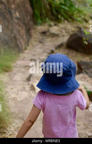 Junge Mädchen die Spaziergänge entlang der Cudtheringa Track, Castle Hill, QLD 4810, Australien Stockfoto