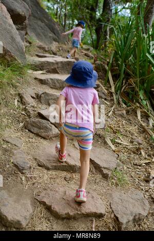 Junge Mädchen zu Fuß entlang Cudtheringa Track, Castle Hill, QLD 4810, Australien Stockfoto