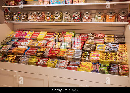 Eine Anzeige der Süßigkeit für Verkauf von Dylan's Candy Bar in einem internationalen Terminal am Flughafen JFK Airport in Queens, New York. Stockfoto