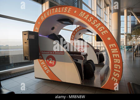 Eine Maschine am Flughafen Schiphol außerhalb von Amsterdam, Niederlande, bietet eine 5-minütige belebende Massage für zwei Euro. Stockfoto