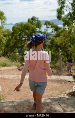 Junge Mädchen zu Fuß entlang Cudtheringa Track, Castle Hill, QLD 4810, Australien Stockfoto