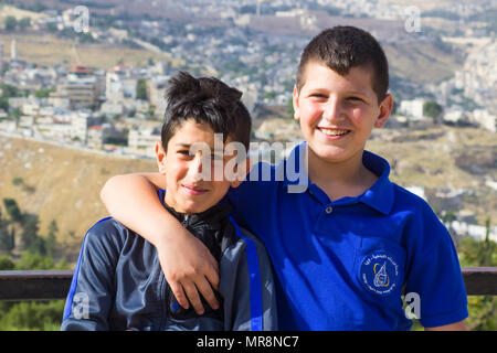 8. Mai 2018 junge jüdische Jungen sitzen zusammen sein Foto auf eigenen Wunsch auf einem Hügel in einem Vorort von Jerusalem Israel genommen zu haben Stockfoto