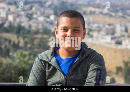 8. Mai 2018 junge jüdische Jungen sitzen zusammen sein Foto auf eigenen Wunsch auf einem Hügel in einem Vorort von Jerusalem Israel genommen zu haben Stockfoto