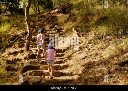 Junge Mädchen zu Fuß entlang Cudtheringa Track, Castle Hill, QLD 4810, Australien Stockfoto