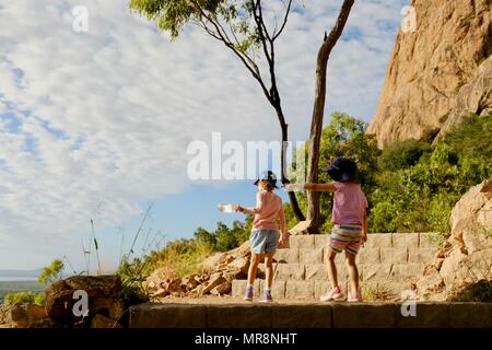 Junge Mädchen zu Fuß entlang Cudtheringa Track, Castle Hill, QLD 4810, Australien Stockfoto