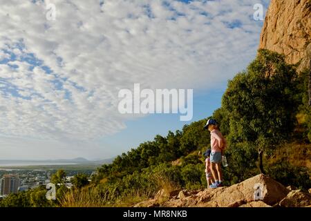 Junge Mädchen zu Fuß entlang Cudtheringa Track, Castle Hill, QLD 4810, Australien Stockfoto