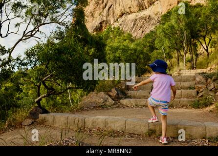 Junge Mädchen die Spaziergänge entlang der Cudtheringa Track, Castle Hill, QLD 4810, Australien Stockfoto