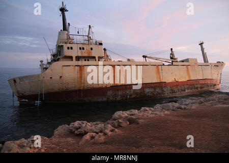 Verlassenes Schiff Edro3 in der Nähe von Coral Bay Sea höhlen Zypern. Stockfoto