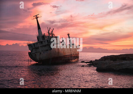 Verlassenes Schiff Edro3 in der Nähe von Coral Bay Sea höhlen Zypern. Stockfoto