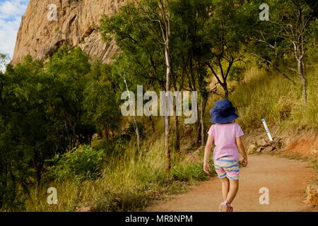 Junge Mädchen die Spaziergänge entlang der Cudtheringa Track, Castle Hill, QLD 4810, Australien Stockfoto