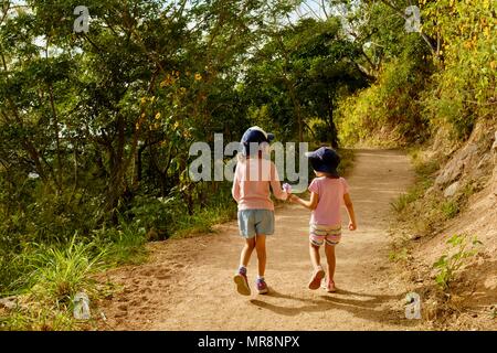 Junge Mädchen zu Fuß entlang Cudtheringa Track, Castle Hill, QLD 4810, Australien Stockfoto