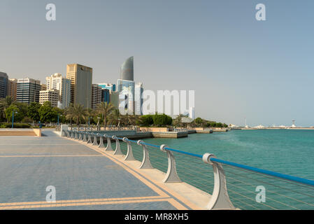 Corniche von Abu Dhabi, Hauptstadt der Vereinigten Arabischen Emirate, gesäumt mit Parks und Bäume Stockfoto