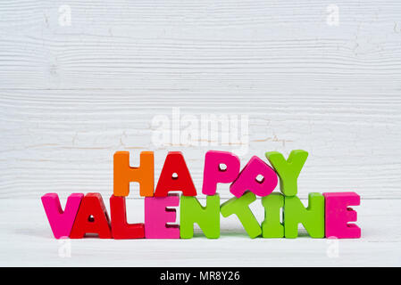 Valentine Karte mit Happy Valentinstag text und roten stricken Herz auf weißem Hintergrund Holz und kopieren Sie Platz für Text und Bild, Liebe und Valen hinzufügen Stockfoto