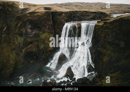 Luftaufnahme von spektakulären Fagrifoss Wasserfall und Felsen in Island Stockfoto