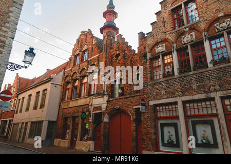 Brügge, Belgien - 02 November, 2016: Low Angle View die schöne Architektur auf engen historischen Straße in Brugge, Belgien Stockfoto