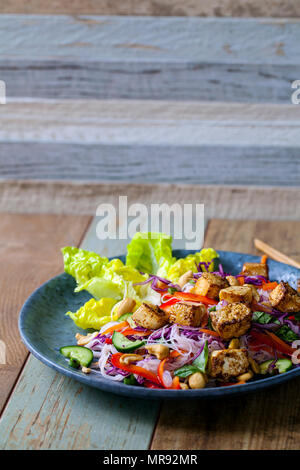 Vietnamesischen stil Salat mit Tofu und Nudeln Nudeln Stockfoto