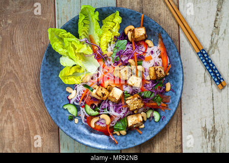 Vietnamesischen stil Salat mit Tofu und Nudeln Nudeln Stockfoto