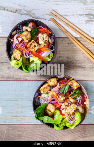 Vietnamesischen stil Salat mit Tofu und Nudeln Nudeln Stockfoto