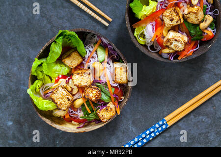 Vietnamesischen stil Salat mit Tofu und Nudeln Nudeln Stockfoto