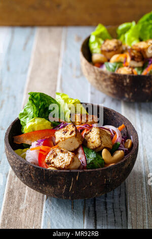 Vietnamesischen stil Salat mit Tofu und Nudeln Nudeln Stockfoto