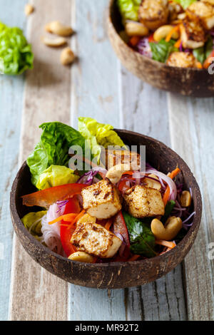 Vietnamesischen stil Salat mit Tofu und Nudeln Nudeln Stockfoto