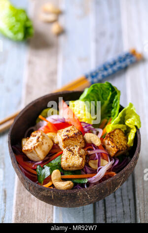 Vietnamesischen stil Salat mit Tofu und Nudeln Nudeln Stockfoto