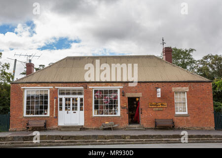 Antiquitätengeschäft in einem roten Backsteingebäude in Richmond Tasmania Stockfoto