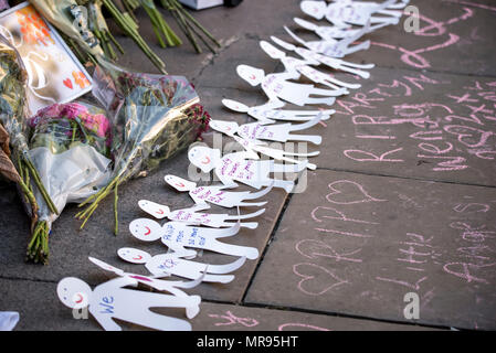 Blumen und Tribute in St. Ann's Platz, der vor dem Manchester zusammen Konzert im Gedenken an die Opfer der Arena Bombenattentat in Manchester, Großbritannien, am 22. Mai 2018. Prinz William und der britische Premierminister Theresa May zusammen mit anderen Politikern, sowie Angehörige der Getöteten, und Rettungskräfte zur Szene des Terror Angriff, während Tausende von Menschen in Manchester Dienstag versammelten sich am ersten Jahrestag des Terrorangriffs in der Stadt die 22 Toten. Stockfoto