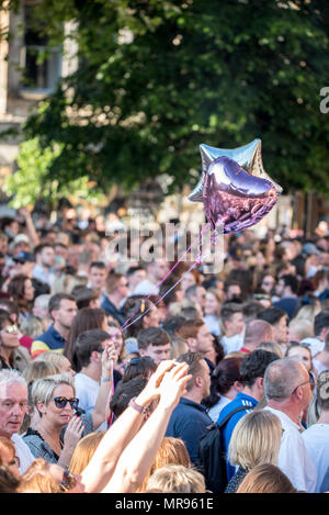 Pink und Silber Ballons spiegeln die Masse in der Albert Platz während der Manchester zusammen Konzert im Gedenken an die Opfer der Arena Bombenattentat in Manchester, Großbritannien, am 22. Mai 2018. Prinz William und der britische Premierminister Theresa May zusammen mit anderen Politikern, sowie Angehörige der Getöteten, und Rettungskräfte zur Szene des Terror Angriff, während Tausende von Menschen in Manchester Dienstag versammelten sich am ersten Jahrestag des Terrorangriffs in der Stadt die 22 Toten. Stockfoto