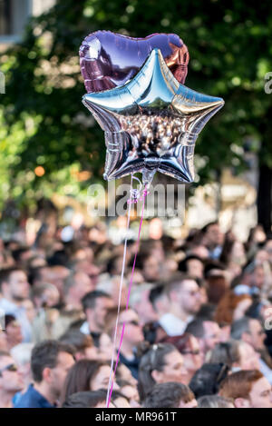 Pink und Silber Ballons spiegeln die Masse in der Albert Platz während der Manchester zusammen Konzert im Gedenken an die Opfer der Arena Bombenattentat in Manchester, Großbritannien, am 22. Mai 2018. Prinz William und der britische Premierminister Theresa May zusammen mit anderen Politikern, sowie Angehörige der Getöteten, und Rettungskräfte zur Szene des Terror Angriff, während Tausende von Menschen in Manchester Dienstag versammelten sich am ersten Jahrestag des Terrorangriffs in der Stadt die 22 Toten. Stockfoto