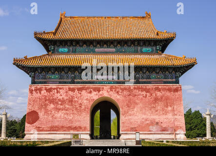 Peking, China - 28. April 2010: Ming Dynastie Gräber Domäne oder Ming Changling. Große orange-roofed, rot Eingang Stele Hall und Tor unter blauem Himmel ein Stockfoto