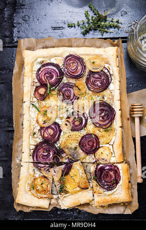 Rote und weiße Zwiebel Ziegen Käse torte Stockfoto