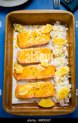 Hawaiian verglaste Lachs mit Ananas und Reis Stockfoto