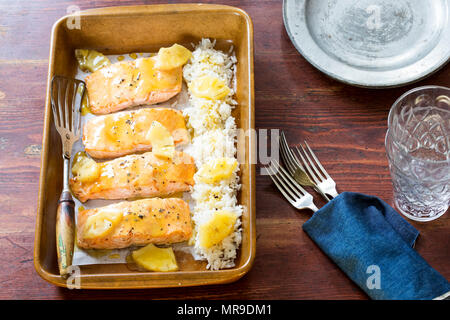 Hawaiian verglaste Lachs mit Ananas und Reis Stockfoto