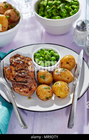 Lammkoteletts mit Baby Kartoffeln und Erbsenpüree Stockfoto