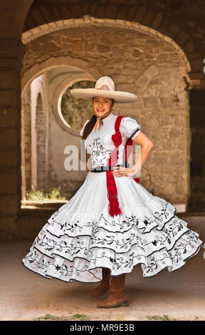 Ein mexikanisches Mädchen trägt ein traditioneller Reiten Outfit an einem alten Hacienda SAN FELIPE, MEXIKO Stockfoto