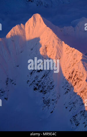 Luftaufnahme der Chugach Berge bei Sonnenuntergang, Winter, Alaska Stockfoto