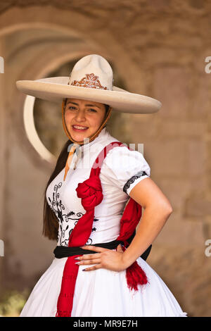 Ein mexikanisches Mädchen trägt ein traditioneller Reiten Outfit an einem alten Hacienda SAN FELIPE, MEXIKO Stockfoto