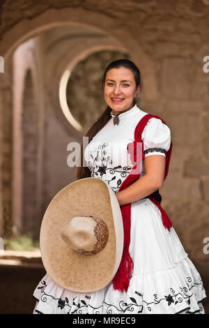 Ein mexikanisches Mädchen trägt ein traditioneller Reiten Outfit an einem alten Hacienda SAN FELIPE, MEXIKO Stockfoto