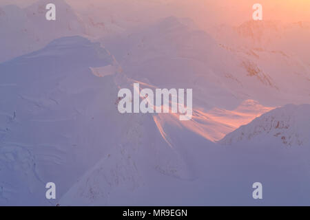 Luftaufnahme der Chugach Mountains bei Sonnenuntergang, Alaska Stockfoto