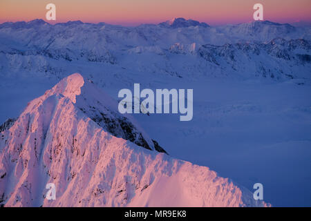 Rosa Licht auf Peak 7149, Chugach Mountains, Alaska Stockfoto