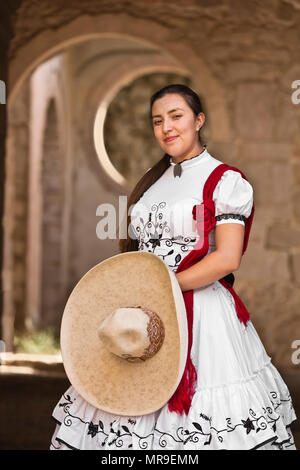 Ein mexikanisches Mädchen trägt ein traditioneller Reiten Outfit an einem alten Hacienda SAN FELIPE, MEXIKO Stockfoto