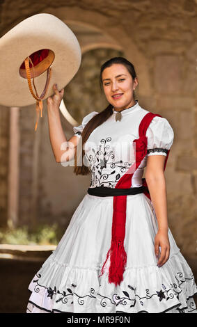 Ein mexikanisches Mädchen trägt ein traditioneller Reiten Outfit an einem alten Hacienda SAN FELIPE, MEXIKO Stockfoto