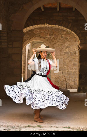 Ein mexikanisches Mädchen trägt ein traditioneller Reiten Outfit an einem alten Hacienda-SAN FILIPE, MEXIKO Stockfoto