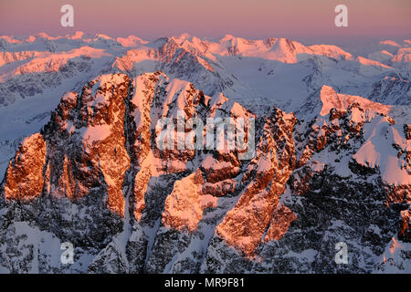 Sonnenuntergang auf dem Gipfelgrat der Orgel Berg, Chugach Mountains, Alaska. Stockfoto