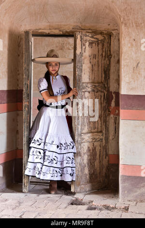 Ein mexikanisches Mädchen trägt ein traditioneller Reiten Outfit an einem alten Hacienda SAN FELIPE, MEXIKO Stockfoto